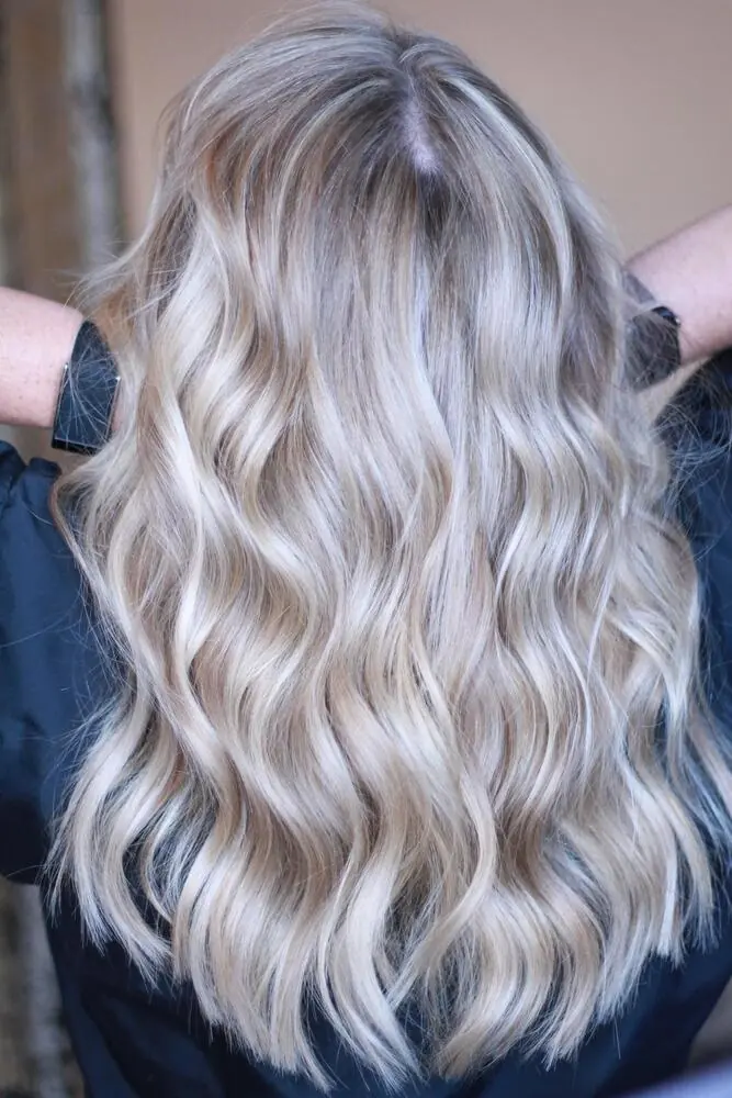Icy silver blonde by Salon Bilancio